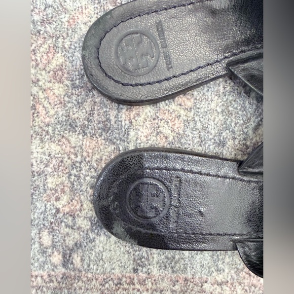 Tory Burch Louisa Black Pebbled Leather Thong Flip Flops Sandals Shoes Size 9 - Picture 3 of 8